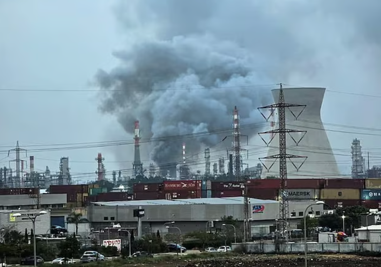 ইরানের গ্যাসক্ষেত্রে ইসরায়েলি হামলার জবাবে চার দেশের ৭ জ্বালানি স্থাপনায় পাল্টা হামলা : ঝুঁকিতে বাংলাদেশ, ভারত ও পাকিস্তান